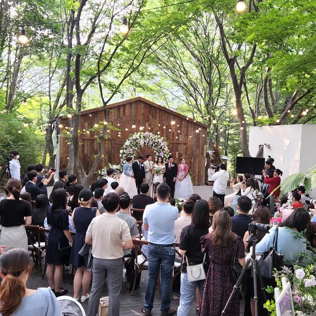 Begini suasana pernikahan Jang Hansol yang tampaknya dihadiri saudara dan teman terdekat. Salah satu sesama YouTuber berbahasa Indonesia lain yang datang ke sana adalah Bung Korea.Foto: Instagram @meongmoongi