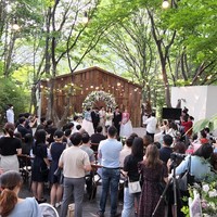 Begini suasana pernikahan Jang Hansol yang tampaknya dihadiri saudara dan teman terdekat. Salah satu sesama YouTuber berbahasa Indonesia lain yang datang ke sana adalah Bung Korea.Foto: Instagram @meongmoongi