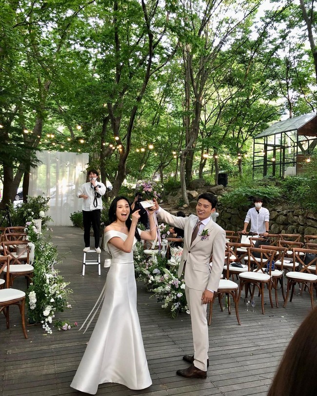 Sedangkan Jeanette yang berasal dari Singapura mengenakan gaun putih berpotongan sabrina. Menyesuaikan tema pernikahannya yang lebih kasual, YouTuber itu memilih untuk menggerai rambut panjangnya. Foto: Instagram @jinxuanc