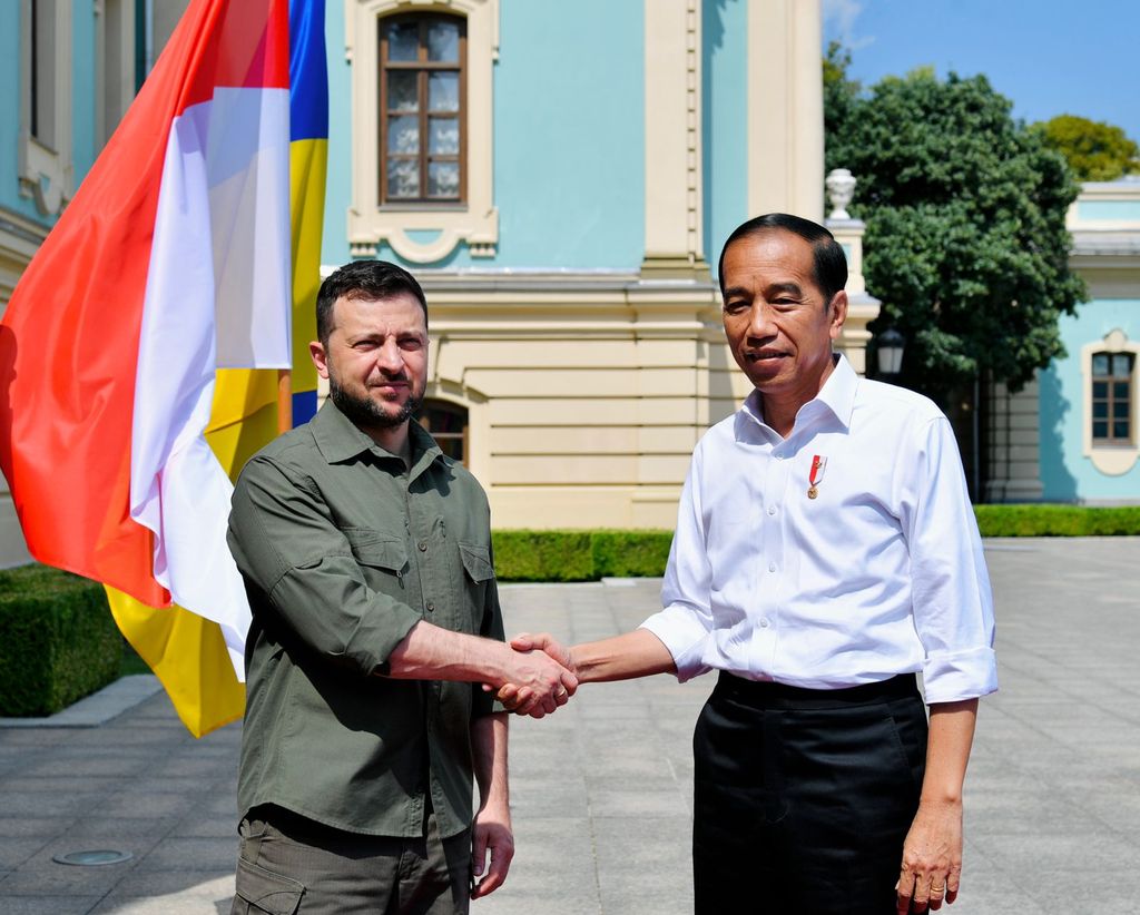 Presiden Jokowi disambut Presiden Zelenskyy di Istana Maryinsky, Kyiv, 29 Juni 2022.