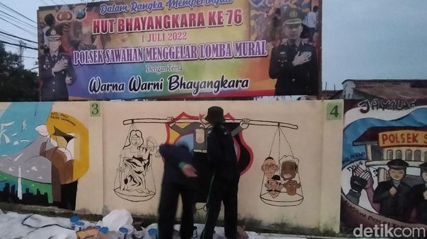 Peserta lomba Mural Warna Warni HUT ke-76 Bhayangkara di Polsek Sawahan Surabaya