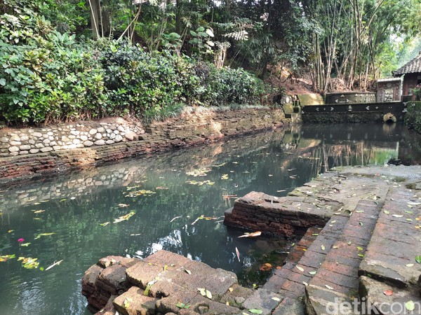 Selain bersejarah, Petirtaan Watugede dikenal memiliki air yang bersih. Itu karena air yang memenuhi kolam berasal dari mata air yang konon tak pernah kering. Foto: Putu Intan/detikcom
