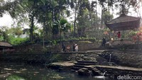 Petirtaan Watugede buka setiap hari mulai pukul 09.00 - 16.00 WIB. Tiket masuknya gratis namun traveler dapat memberikan sumbangan sukarela untuk pelestarian situs yang masuk cagar budaya ini.  Foto: Putu Intan/detikcom