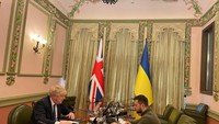 Perdana Menteri (PM) Inggris Boris Johnson juga pernah menemui Presiden Ukraina Volodymyr Zelensky di Kyiv pada 9 Mei lalu. Dalam pertemuan itu, disebutkan Inggris akan memberikan tambahan paket berupa bantuan militer dan uang untuk Ukraina. (Dok. Kedutaan Inggris untuk Ukraina)