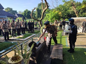 Jelang HUT Bhayangkara, Polri Ziarah Makam ke Jenderal Hoegeng