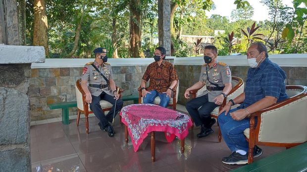 Polri bersama dengan keluarga menggelar ziarah makam mantan Kapolri Jenderal (purn) Hoegeng Iman Santoso.