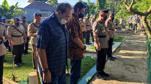 Polri bersama dengan keluarga menggelar ziarah makam mantan Kapolri Jenderal (purn) Hoegeng Iman Santoso.