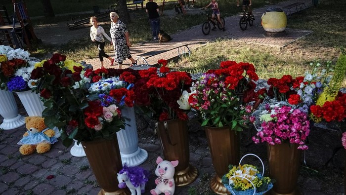 Potret Bunga-Boneka untuk Korban Serangan Rudal Rusia di Mal Ukraina Serangan rudal Rusia ke mal di Kremenchuk, Ukraina, menewaskan sedikitnya 18 orang. Bunga hingga boneka diletakkan warga sebagai tanda duka cita untuk korban.