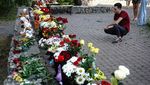 Potret Bunga-Boneka untuk Korban Serangan Rudal Rusia di Mal Ukraina