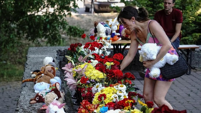 Serangan rudal Rusia ke mal di Kremenchuk, Ukraina, menewaskan sedikitnya 18 orang. Bunga hingga boneka diletakkan warga sebagai tanda duka cita untuk korban.