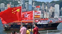 Sejumlah perahu nelayan dihiasi oleh spanduk dan bendera yang disambut oleh warga dengan mengibarkan bendera Tiongkok dan Hong Kong.
