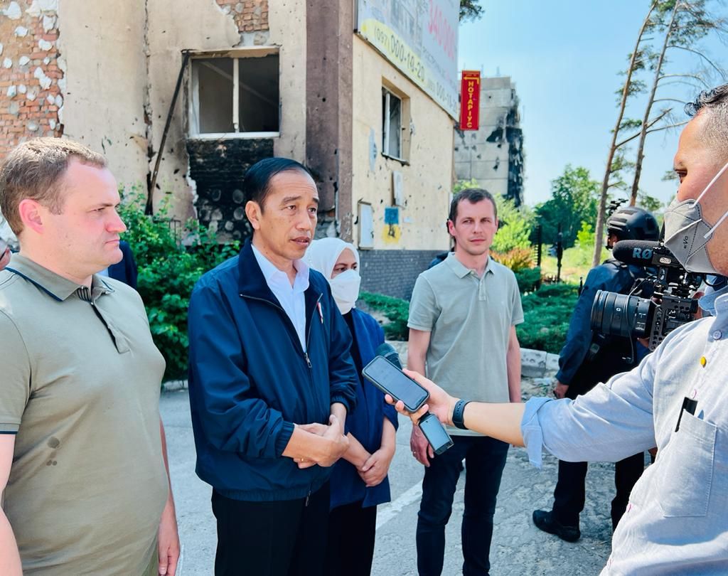Presiden dan Ibu Iriana didampingi oleh Wali Kota Irpin Alexander Grigorovich Markushin saat melihat puing-puing bangunan apartemen yang rusak akibat perang,  Rabu, 29 Juni 2022. (Dok: Biro Pers Sekretariat Presiden)