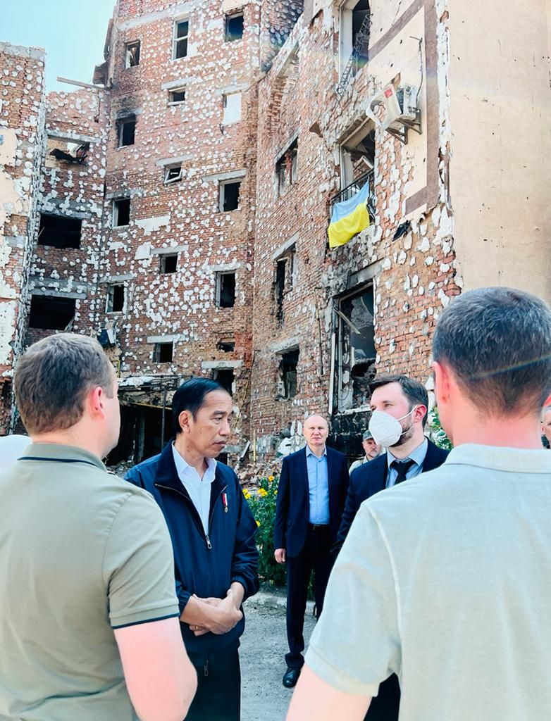 Presiden dan Ibu Iriana didampingi oleh Wali Kota Irpin Alexander Grigorovich Markushin saat melihat puing-puing bangunan apartemen yang rusak akibat perang,  Rabu, 29 Juni 2022. (Dok: Biro Pers Sekretariat Presiden)