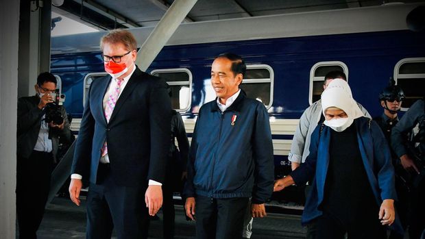 Presiden dan Ibu Iriana turun dari kereta disambut oleh Deputi Menteri Luar Negeri Ukraina Dmytro Senik, Kepala Komisi Hubungan Antar Pemerintah Ukraina-Indonesia Taras Kachka, dan pejabat KBRI Kyiv. (Dok: Biro Pers Sekretariat Presiden)