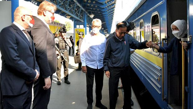 Presiden dan Ibu Iriana turun dari kereta disambut oleh Deputi Menteri Luar Negeri Ukraina Dmytro Senik, Kepala Komisi Hubungan Antar Pemerintah Ukraina-Indonesia Taras Kachka, dan pejabat KBRI Kyiv. (Dok: Biro Pers Sekretariat Presiden)