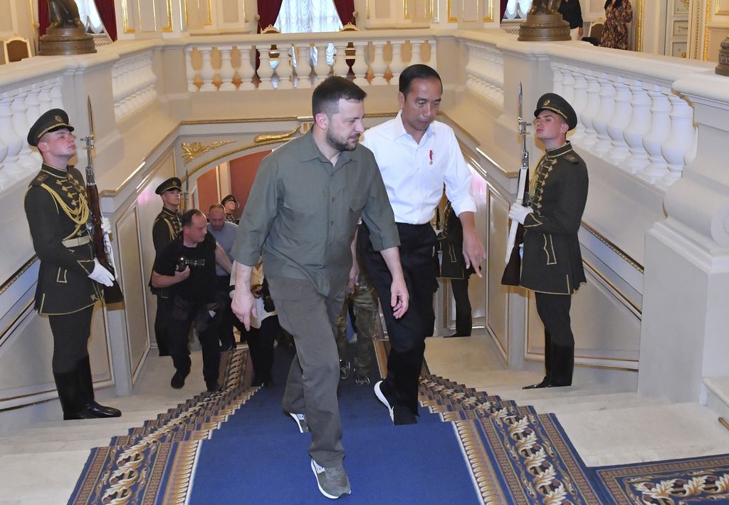 Presiden Indonesia Joko Widodo (kanan) berjalan dengan didampingi Presiden Ukraina Volodymyr Zelenskyy selama pertemuan mereka di Kyiv, Ukraina, Rabu (29/6/2022). (Agus Suparto, Indonesian Presidential Palace via AP)
