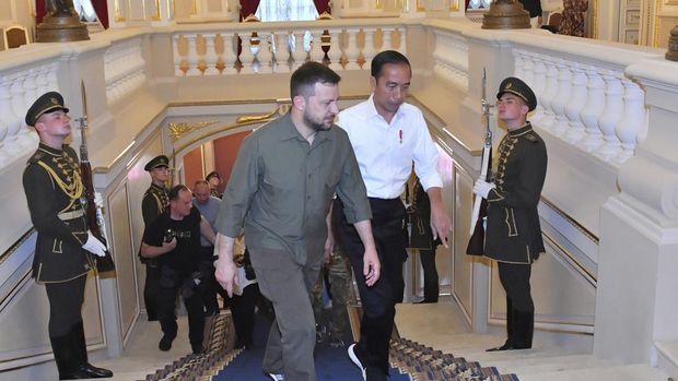 Presiden Indonesia Joko Widodo (kanan) berjalan dengan didampingi Presiden Ukraina Volodymyr Zelenskyy selama pertemuan mereka di Kyiv, Ukraina, Rabu (29/6/2022). (Agus Suparto, Indonesian Presidential Palace via AP)