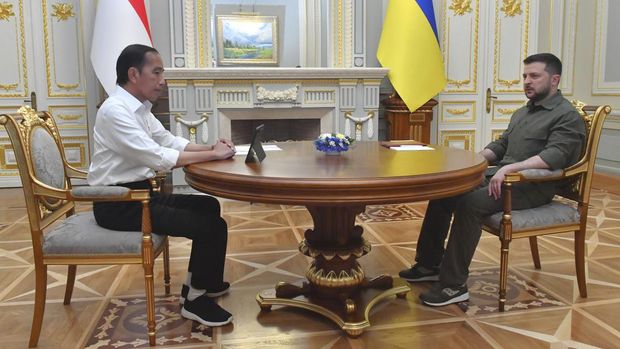 Presiden Indonesia Joko Widodo (kiri) melakukan pertemuan dengan Presiden Ukraina Volodymyr Zelenskyy di Istana Maryinsky, Kyiv, Ukraina, Rabu (29/6/2022). (Agus Suparto, Indonesian Presidential Palace via AP)