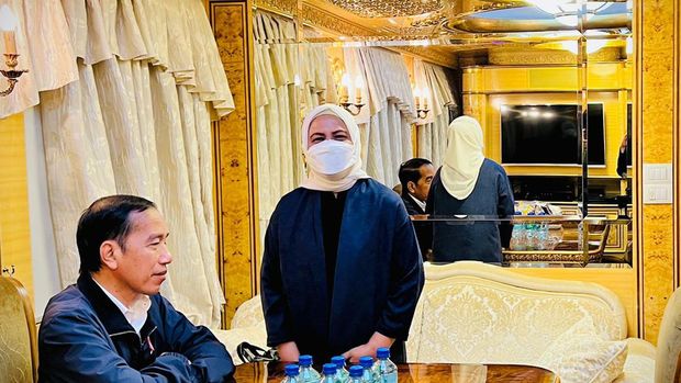 Presiden Jokowi bersama Iriana naik kereta menuju Kyiv Ukraina