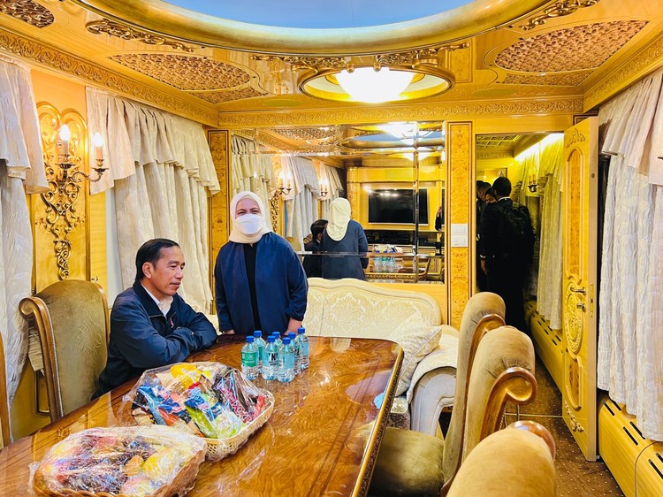 Presiden Jokowi bersama Iriana naik kereta menuju Kyiv Ukraina