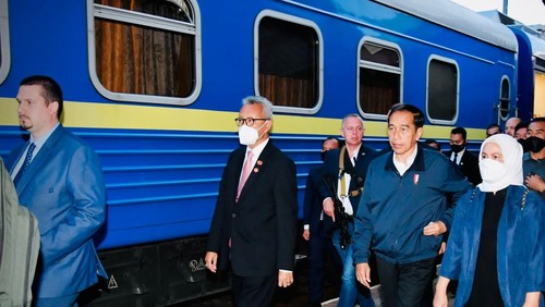 Presiden Jokowi bersama Iriana naik kereta menuju Kyiv Ukraina