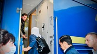 Kereta yang dinaiki Jokowi juga digunakan oleh pemimpin negara yang berkunjung ke Ukraina beberapa waktu lalu. Sejumlah petugas mengawal keberangkatan Jokowi dan Iriana ke Ukraina. (Foto: Biro Pers Sekretariat Presiden)