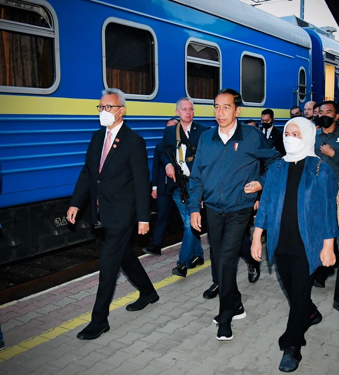 Presiden Jokowi bersama Iriana naik kereta menuju Kyiv Ukraina