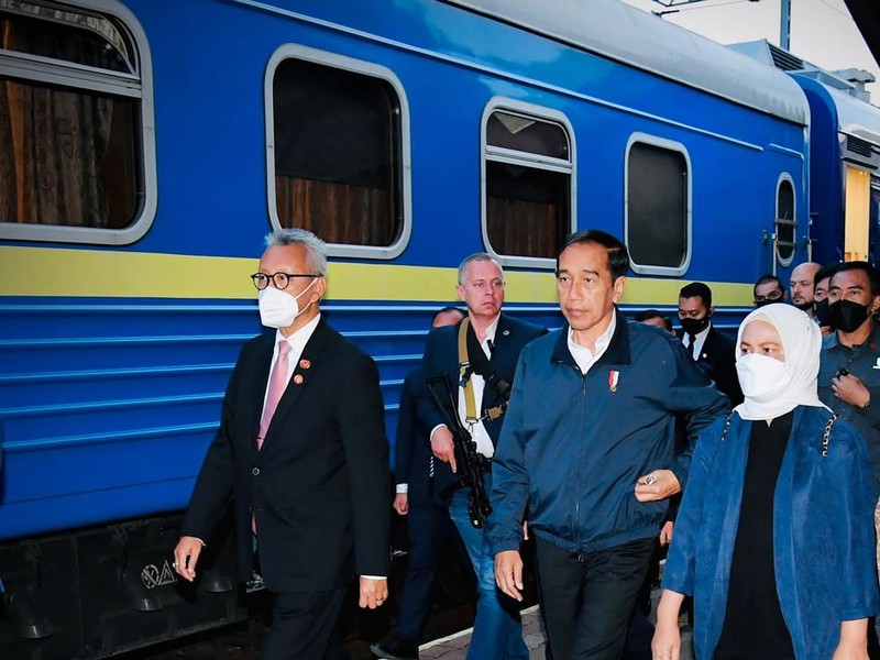 Presiden Jokowi bersama Iriana naik kereta menuju Kyiv Ukraina