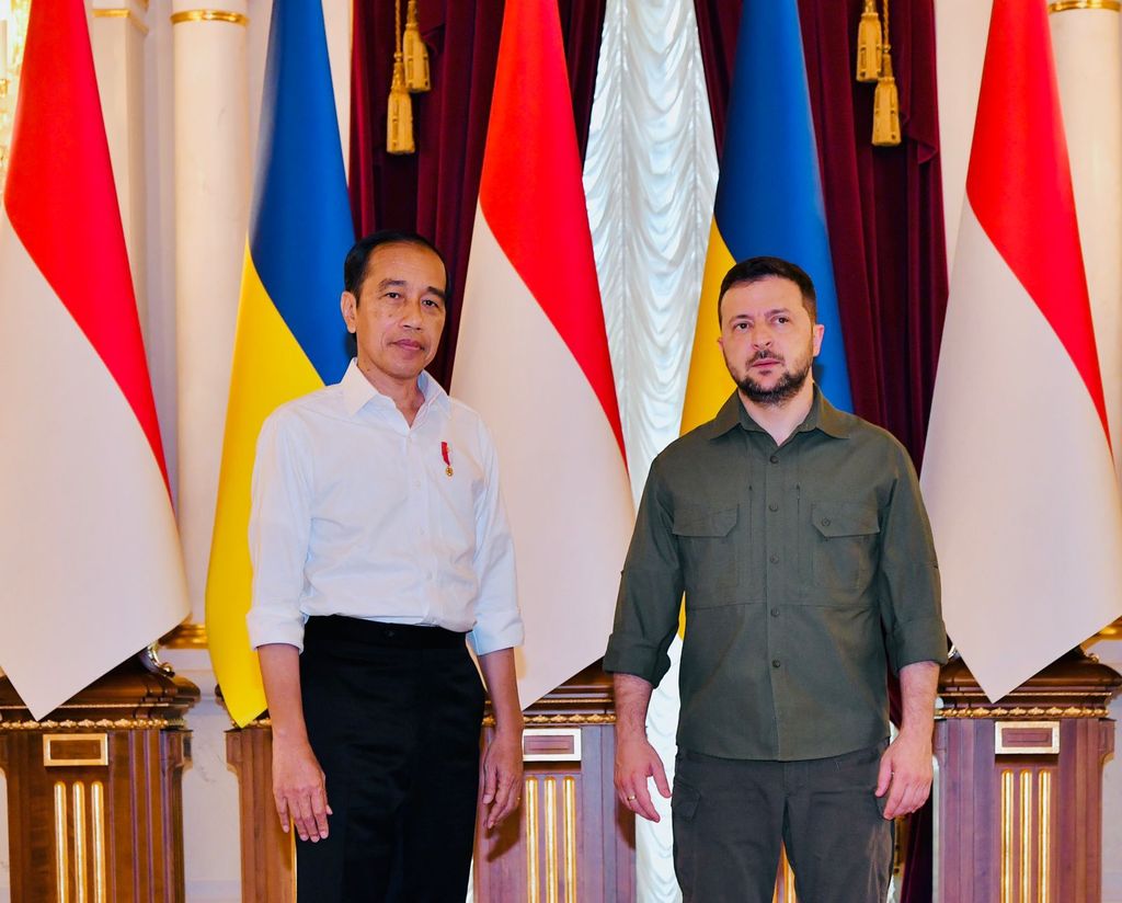 Presiden Jokowi disambut oleh Presiden Ukraina Volodymyr Zelenskyy di Istana Maryinsky, Rabu (29/6/2022). Setelah penyambutan, kedua pemimpin negara tersebut masuk ke dalam Istana dan memperkenalkan masing-masing delegasi. (Foto: Laily Rachev  - Biro Pers Sekretariat Presiden)