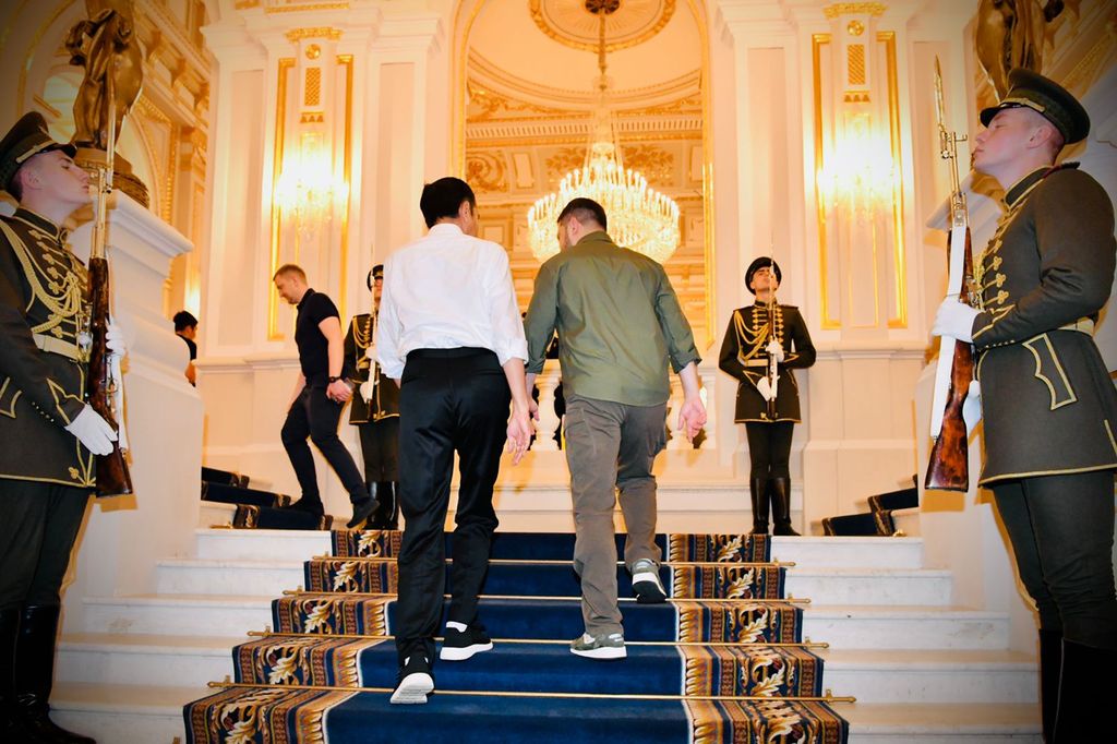 Presiden Jokowi disambut oleh Presiden Ukraina Volodymyr Zelenskyy di pintu masuk Istana Maryinsky, Rabu (29/6/2022).(Foto: Laily Rachev  - Biro Pers Sekretariat Presiden)
