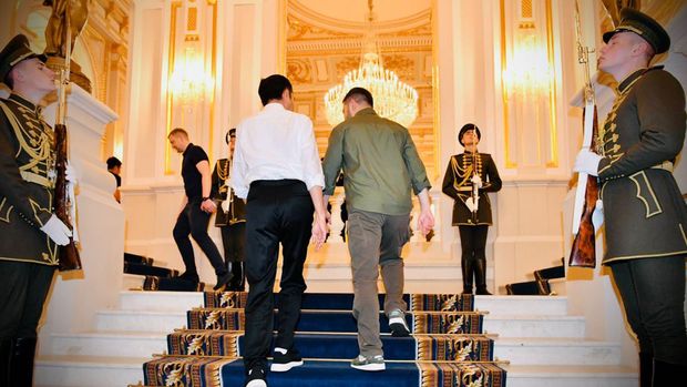 Presiden Jokowi disambut oleh Presiden Ukraina Volodymyr Zelenskyy di pintu masuk Istana Maryinsky, Rabu (29/6/2022).(Foto: Laily Rachev  - Biro Pers Sekretariat Presiden)
