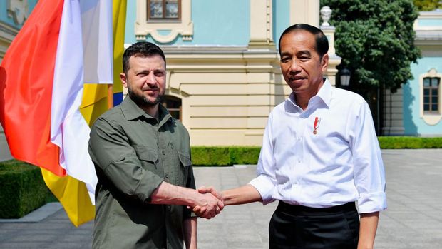 Presiden Jokowi disambut oleh Presiden Ukraina Volodymyr Zelenskyy di pintu masuk Istana Maryinsky, Rabu (29/6/2022).(Foto: Laily Rachev  - Biro Pers Sekretariat Presiden)