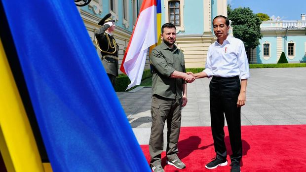 Presiden Jokowi disambut oleh Presiden Ukraina Volodymyr Zelenskyy di pintu masuk Istana Maryinsky, Rabu (29/6/2022).(Foto: Laily Rachev  - Biro Pers Sekretariat Presiden)