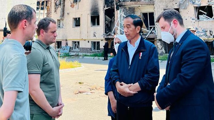Presiden Jokowi saat meninjau kompleks Apartemen Lipky di Kota Irpin, Ukraina. (Laily Rachev - Biro Pers Sekretariat Presiden)