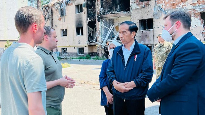 Presiden Jokowi saat meninjau kompleks Apartemen Lipky di Kota Irpin, Ukraina. (Laily Rachev - Biro Pers Sekretariat Presiden)
