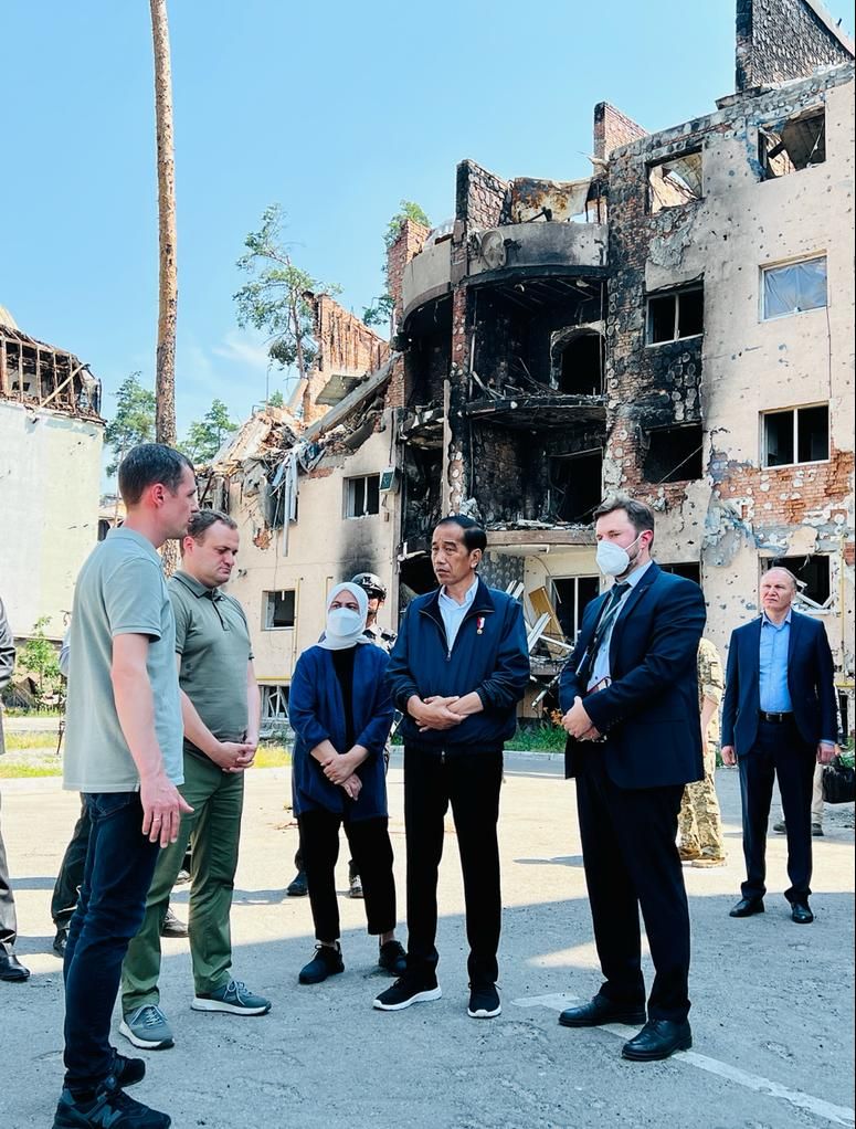Presiden Jokowi saat meninjau kompleks Apartemen Lipky di Kota Irpin, Ukraina. (Laily Rachev - Biro Pers Sekretariat Presiden)