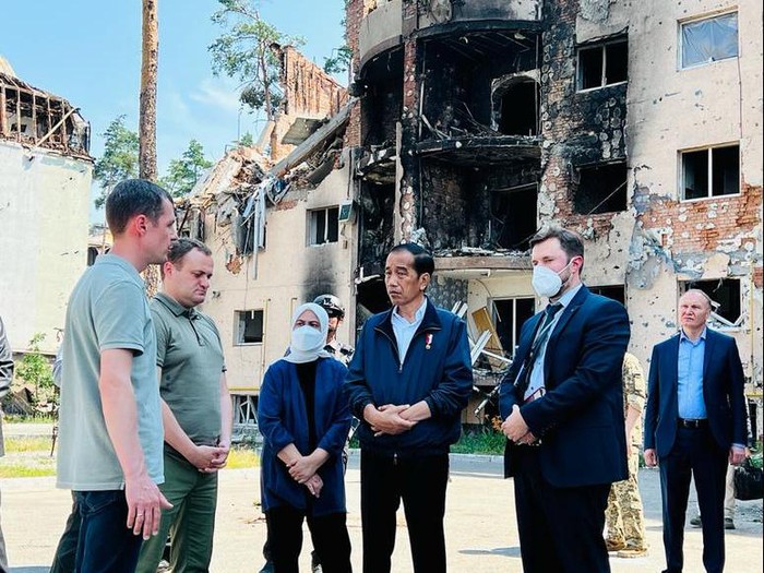 Presiden Jokowi saat meninjau kompleks Apartemen Lipky di Kota Irpin, Ukraina. (Laily Rachev - Biro Pers Sekretariat Presiden)