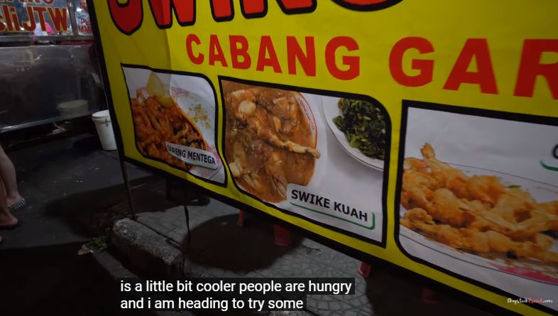 Pria Turki cicip swike goreng saat kulineran di Bandung