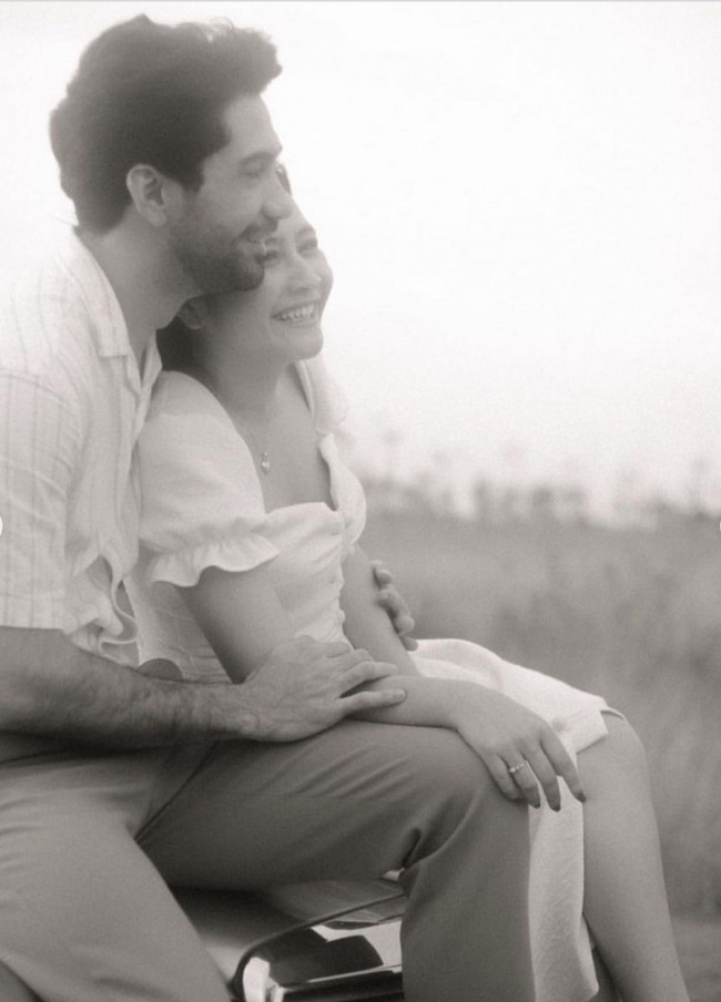 Bagaimana, cocok nggak inspirasi foto pre-wedding ini dengan konsep pemotretan kamu bersama pasangan? Foto: Tangkapan Layar YouTube Prilly Latuconsina