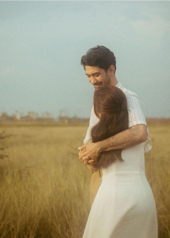 Chemistry adalah poin terpenting dalam pemotretan pre-wedding. Kamu dan pasangan bisa memilih lokasi yang bisa mengingatkan akan memori romantis kalian. Foto: Tangkapan Layar YouTube Prilly Latuconsina