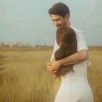 Chemistry adalah poin terpenting dalam pemotretan pre-wedding. Kamu dan pasangan bisa memilih lokasi yang bisa mengingatkan akan memori romantis kalian. Foto: Tangkapan Layar YouTube Prilly Latuconsina