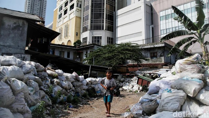 Realita Potret Jakarta yang Dibanggakan Gubernur Anies Jakarta dikenal sebagai kota yang penuh gemerlap dan metropolitan. Namun, permasalahan kemiskinan masih membayangi kehidupan warga ibu kota. Ini fotonya.