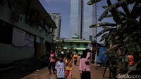 Suhajar menyebut ketimpangan pendapatan tercermin dari Gini Ratio DKI Jakarta yang sedikit memburuk, dari 0,399 pada tahun 2020 menjadi 0,409 pada tahun 2021.