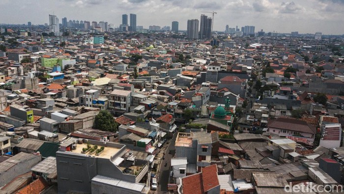 Jakarta dikenal sebagai kota yang penuh gemerlap dan metropolitan. Namun, permasalahan kemiskinan masih membayangi kehidupan warga ibu kota. Ini fotonya.