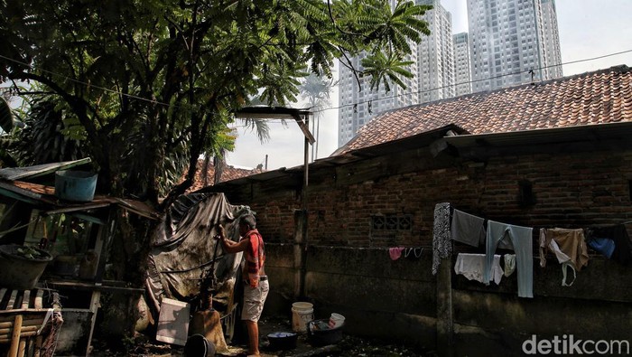 Jakarta dikenal sebagai kota yang penuh gemerlap dan metropolitan. Namun, permasalahan kemiskinan masih membayangi kehidupan warga ibu kota. Ini fotonya.