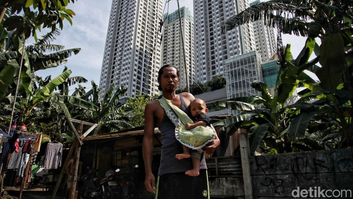 Jakarta dikenal sebagai kota yang penuh gemerlap dan metropolitan. Namun, permasalahan kemiskinan masih membayangi kehidupan warga ibu kota. Ini fotonya.