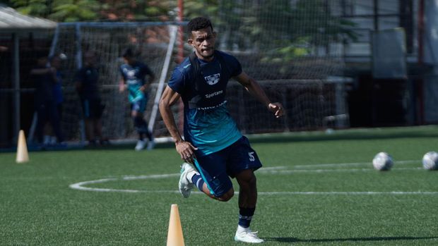 Ricky Kambuaya saat jalani latihan dengan Persib Bandung