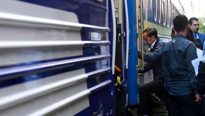 Rombongan Presiden Joko Widodo (Jokowi) berangkat dari Polandia ke Ukraina menggunakan kereta api. Rombongan berangkat menggunakan kereta luar biasa dari Stasiun Przemysl Glowny di kota Przemysl, Selasa (28/6/2022) waktu setempat.