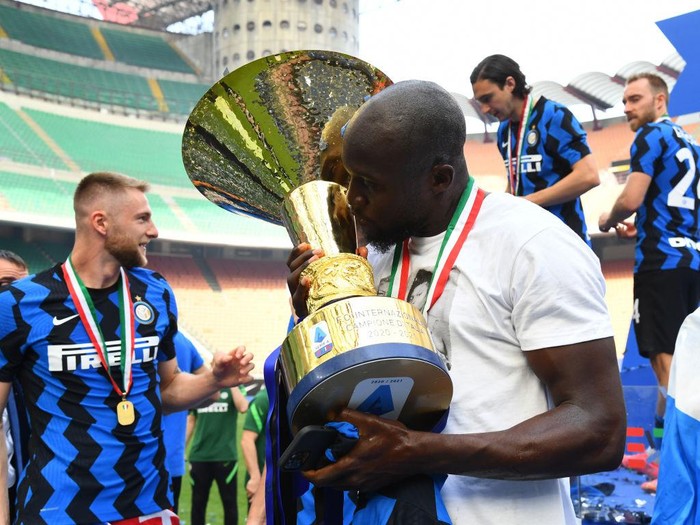 MILAN, ITALY - MAY 23:  Romelu Lukaku of FC Internazionale poses with the trophy for the victory of 