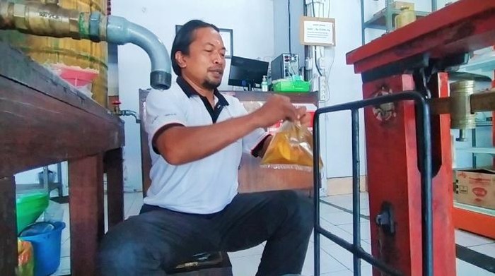 Salah satu penjual minyak goreng (migor) curah di areal Pasar Umum Negara, Jembrana, Bali, Rabu (29/6/2022).